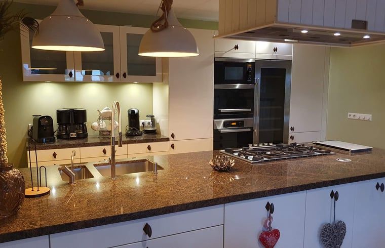 Goed uitgeruste keuken in Vakantiehuis in Voorthuizen Veluwe met moderne apparatuur.