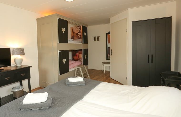 Gezellige slaapkamer met stapelbedden in Vakantiehuis in Voorthuizen Veluwe.