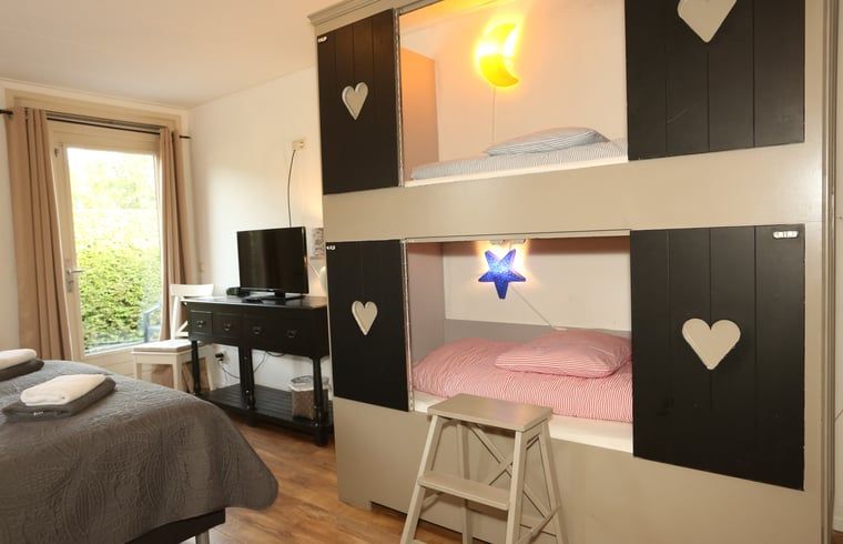 Kinderkamer met ingebouwde stapelbedden in Vakantiehuis in Voorthuizen Veluwe.