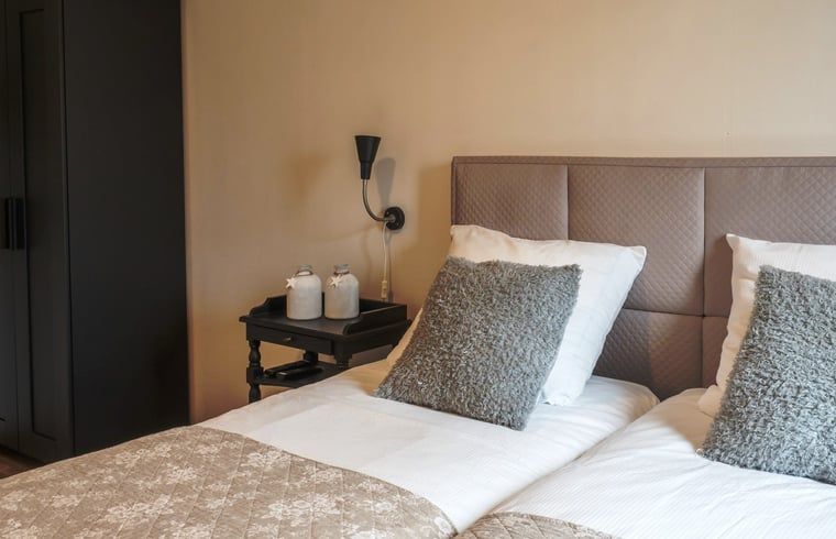 Knusse slaapkamer met tweepersoonsbed in Vakantiehuis in Voorthuizen Veluwe.