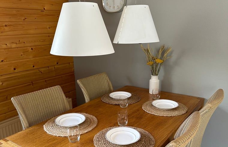 Der Speisesaal im Ferienhaus in Voorthuizen bietet einen gemuetlichen Raum fuer Mahlzeiten in Gelderland.