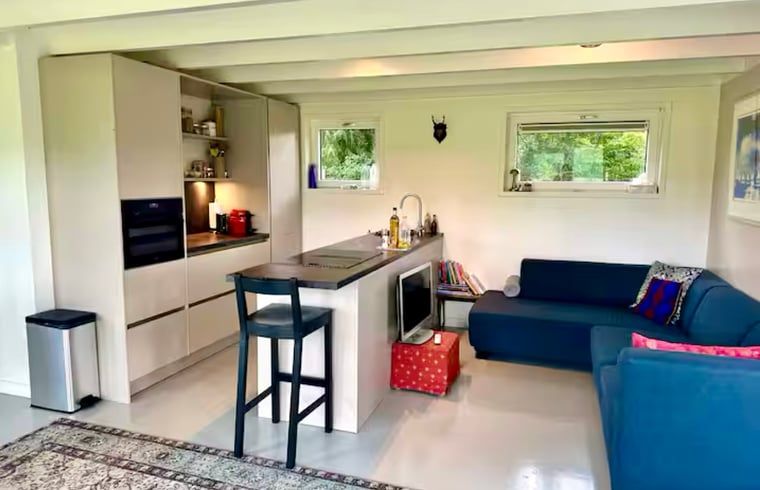 Gemuetlicher Innenbereich des Ferienhauses in Voorthuizen, Veluwe, mit moderner Kueche und gemuetlicher Sitzecke in Gelderland.