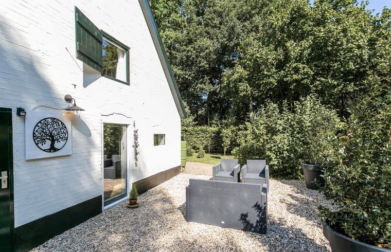 Private Terrasse mit bequemen Stuehlen im Ferienhaus in Vaassen, Veluwe, Gelderland.