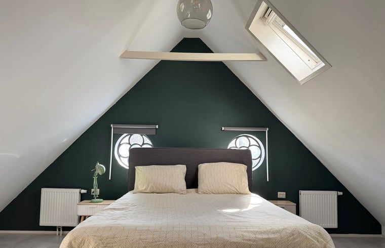Gemuetliches Schlafzimmer mit Dachfenster im Ferienhaus in Vaassen, Veluwe, Gelderland.