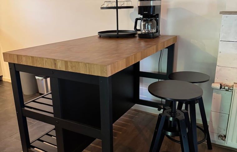 Kuecheninsel mit Barhockern im Ferienhaus in Vaassen, Veluwe, ideal fuer das Fruehstueck.