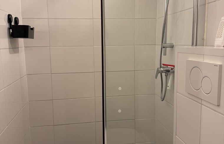 Begehbare Dusche mit Glastuer im Ferienhaus in Vaassen, Veluwe, Gelderland.