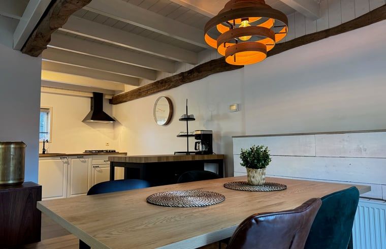 Essecke mit stimmungsvoller Beleuchtung im Ferienhaus in Vaassen, Veluwe, Gelderland.