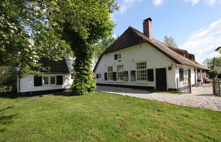 Charmant vakantiehuis in Hulshorst met rieten dak, omgeven door natuur in de Veluwe, Gelderland.