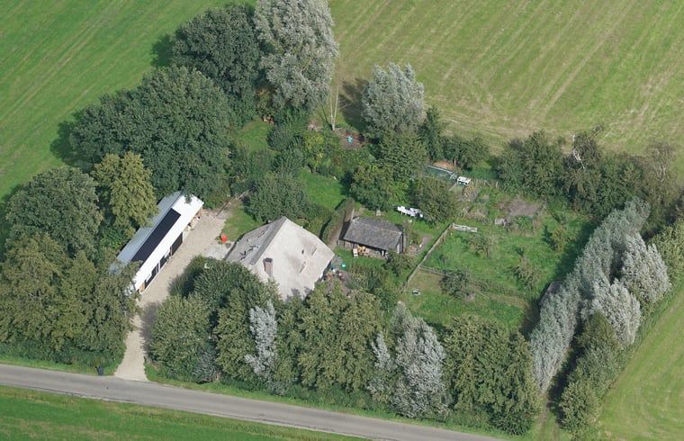 Luchtfoto van vakantiehuis in Hulshorst, omgeven door weelderige natuur, Veluwe, Gelderland.