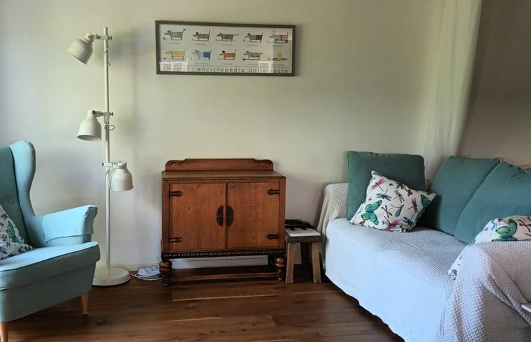 Comfortabele woonkamer in vakantiehuis in Hulshorst met vintage meubels, Veluwe, Gelderland.