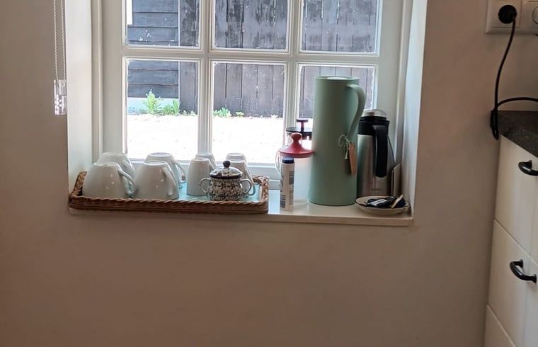 Keukenhoek met raam in vakantiehuis in Hulshorst, Veluwe, Gelderland.