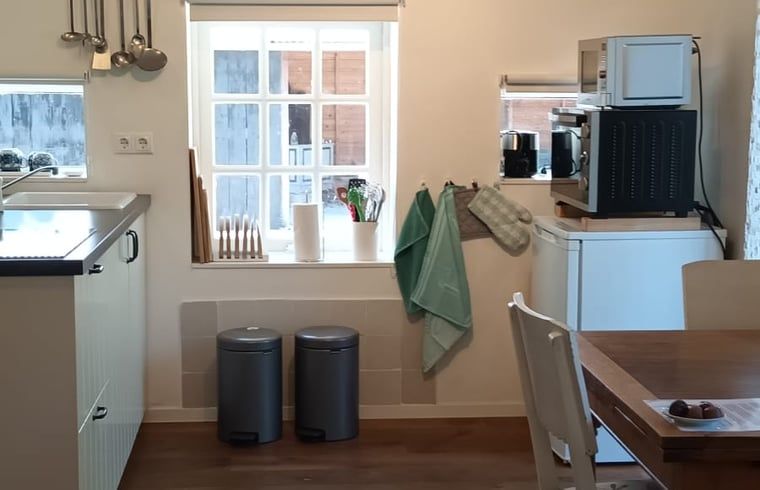 Eethoek in vakantiehuis in Hulshorst met veel natuurlijk licht, Veluwe, Gelderland.