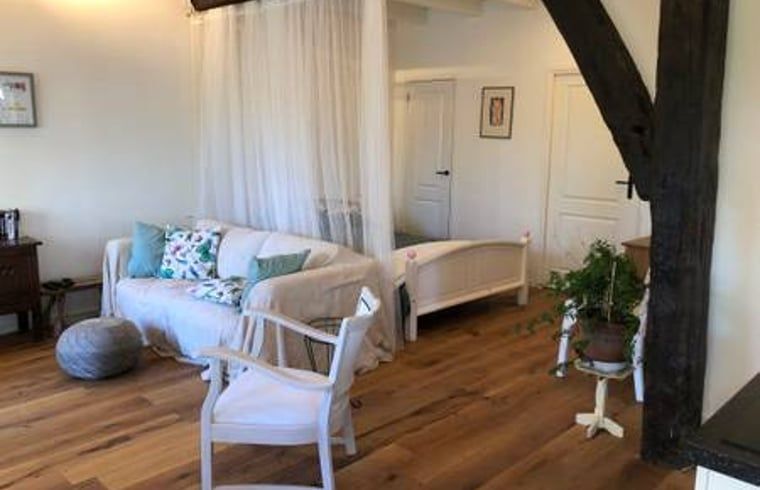 Sfeervolle zithoek in vakantiehuis in Hulshorst met houten balken, Veluwe, Gelderland.