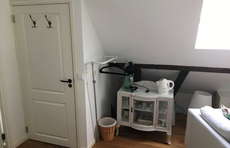 Knusse hoek op de zolder van vakantiehuis in Hulshorst met koffiehoek, Veluwe, Gelderland.