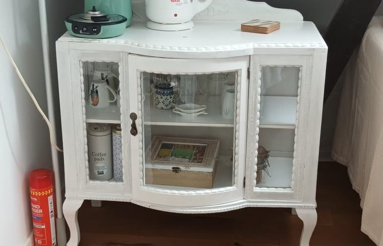 Vintage kast met servies in vakantiehuis in Hulshorst, Veluwe, Gelderland.