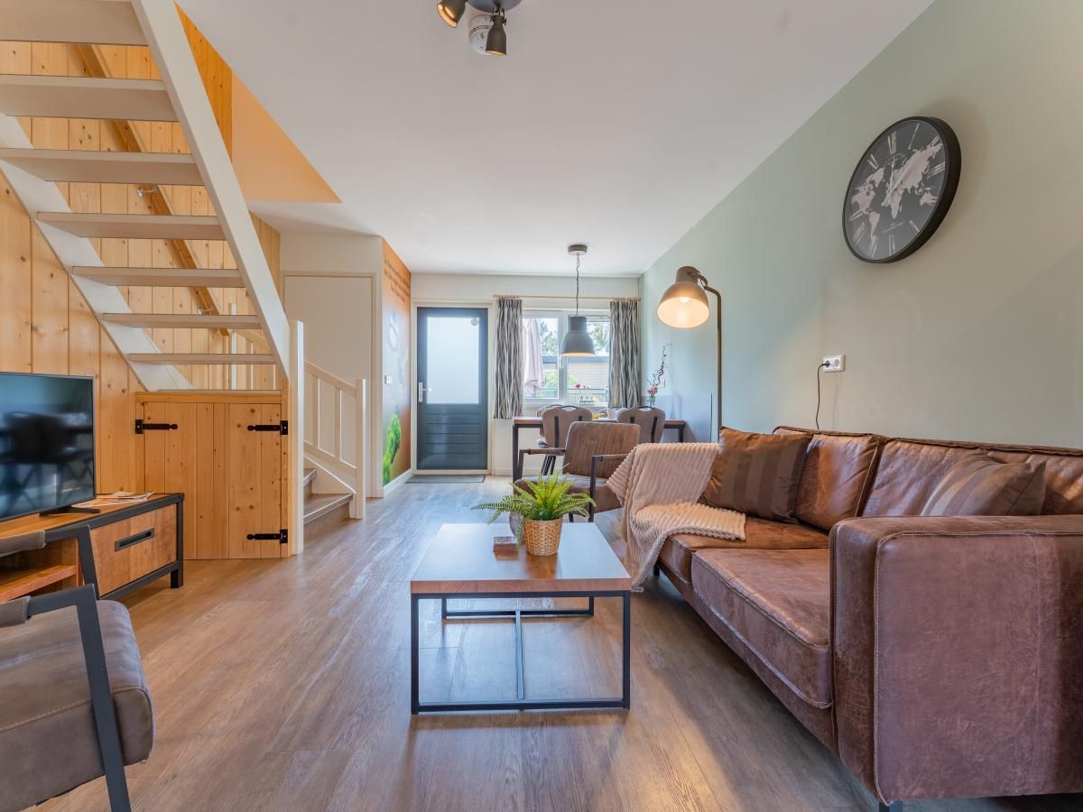 Gemuetliches, modern eingerichtetes Wohnzimmer des Ferienhauses Pimpelmees in Hulshorst, Veluwe, Gelderland.