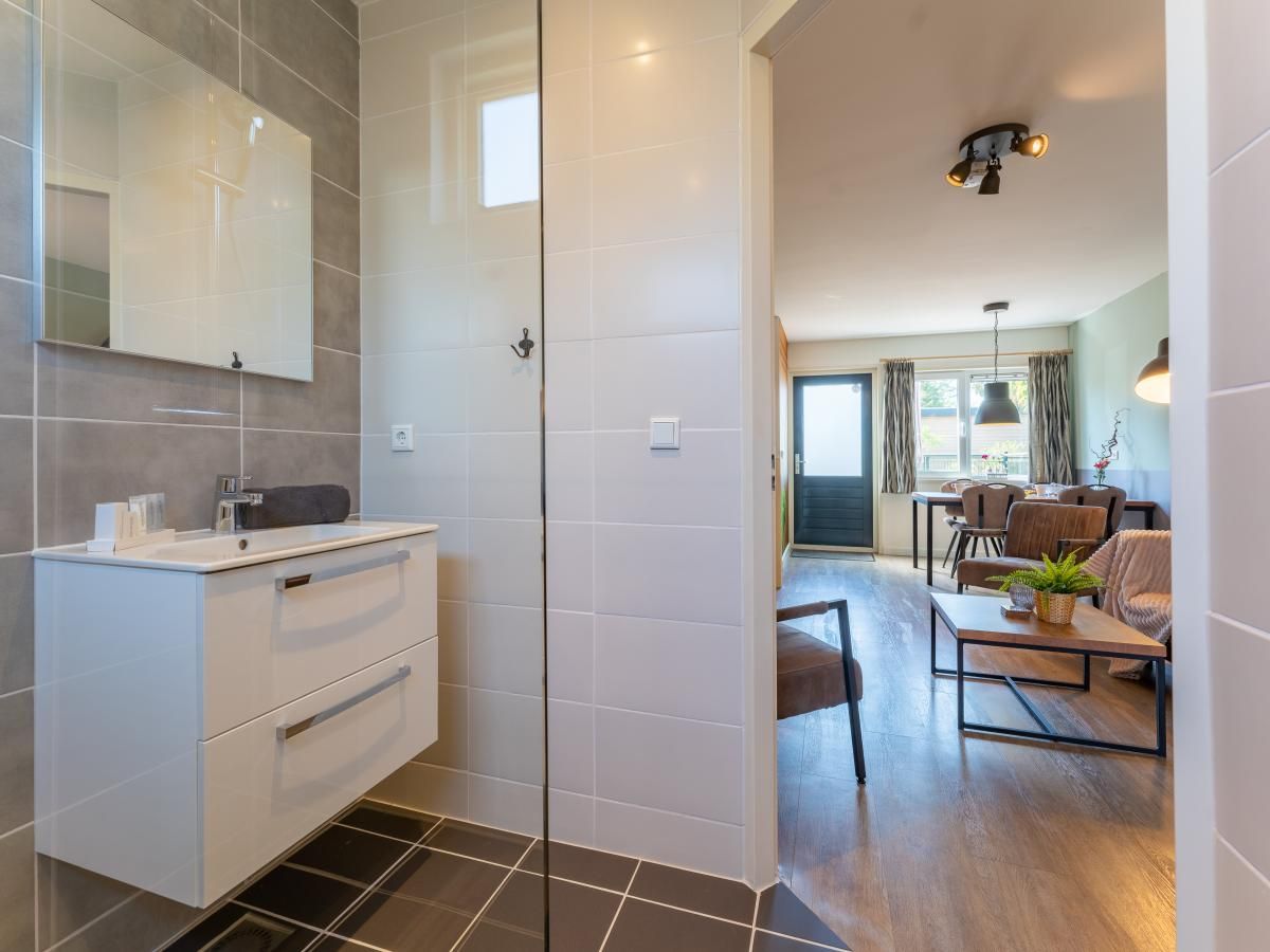 Stilvolles Badezimmer im Ferienhaus Pimpelmees in Hulshorst, Veluwe mit grosser Dusche.