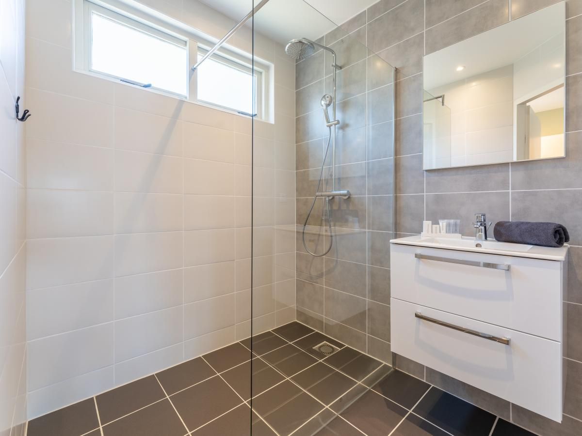 Geraeumige begehbare Dusche im Badezimmer des Ferienhauses Pimpelmees in Hulshorst, Veluwe.