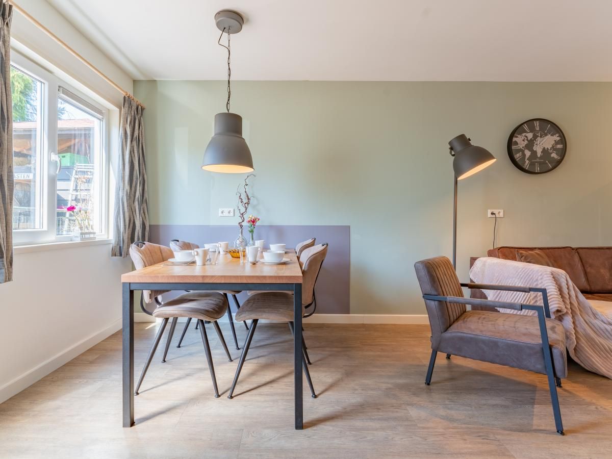 Essecke im Ferienhaus Pimpelmees in Hulshorst, Veluwe mit Blick auf den Garten.