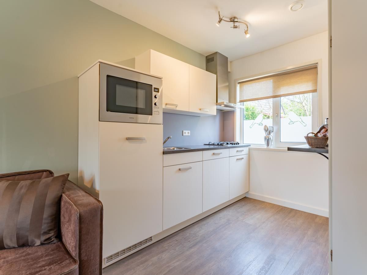 Vollstaendig ausgestattete Kueche im Ferienhaus Pimpelmees in Hulshorst, Veluwe mit modernen Geraeten.