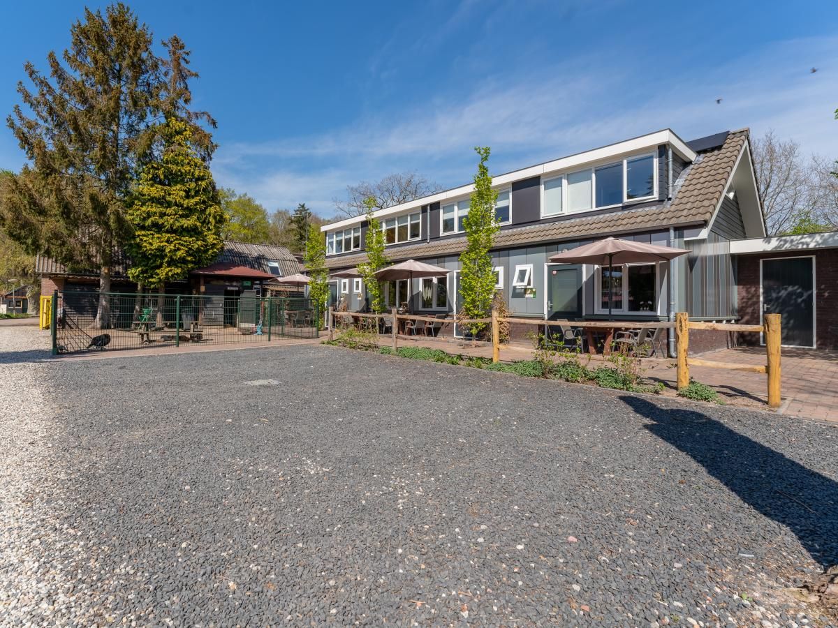 Aussenansicht des Ferienhauses Pimpelmees in Hulshorst, Veluwe mit grossem Parkplatz.