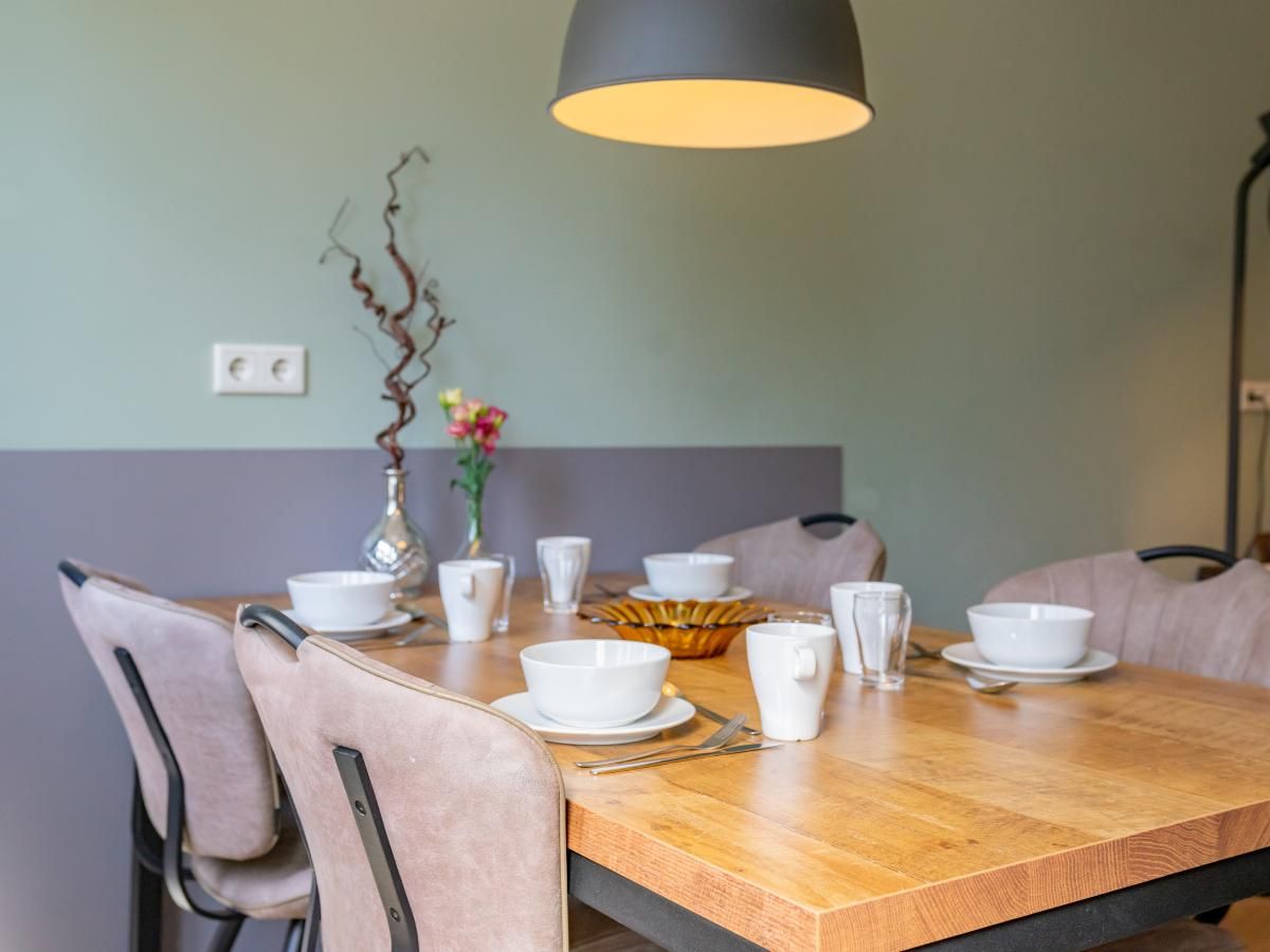 Stilvolles Esszimmer im Ferienhaus Pimpelmees in Hulshorst, Veluwe, mit moderner Einrichtung.