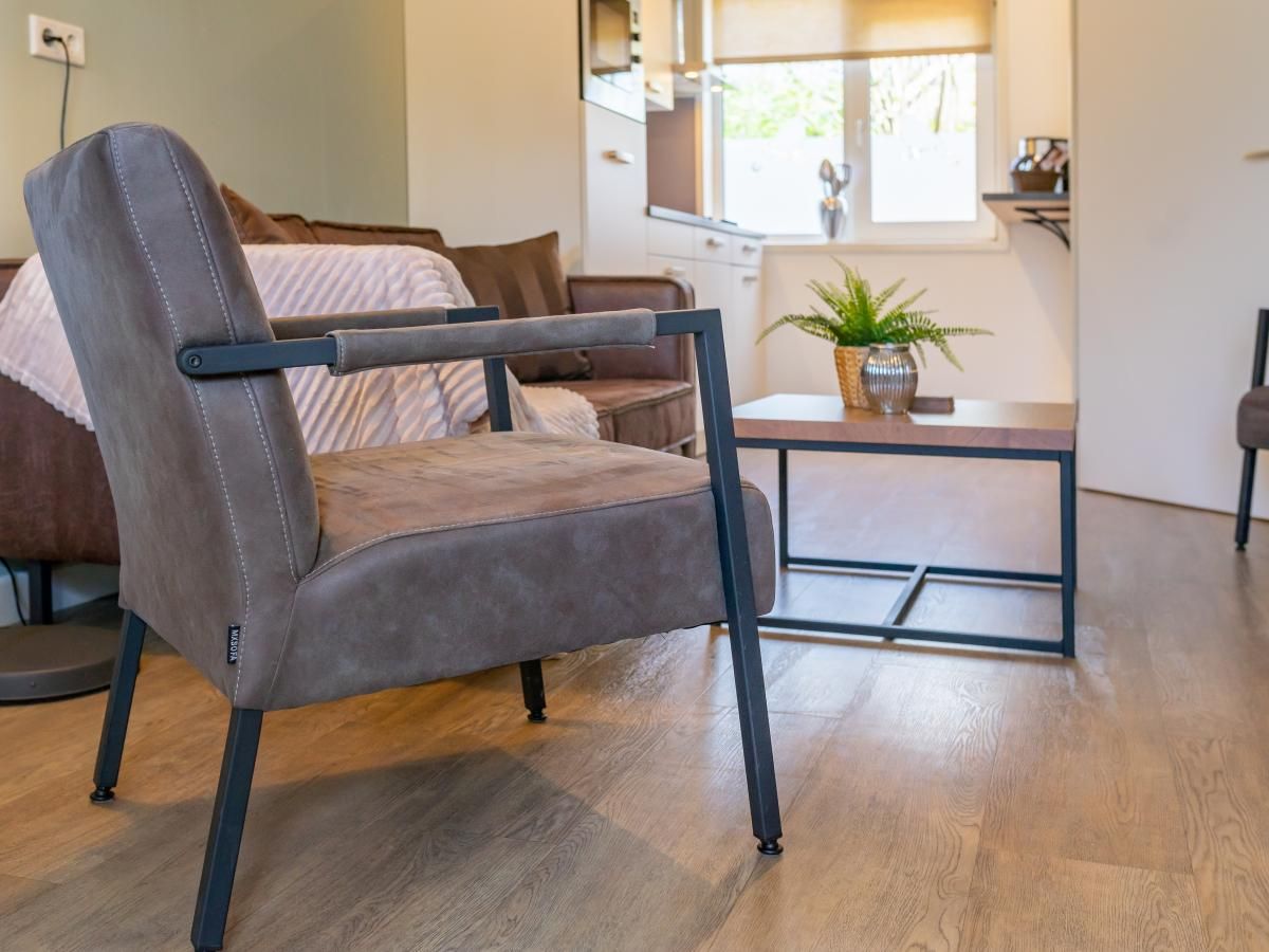 Bequemer Stuhl im Ferienhaus Pimpelmees in Hulshorst, Veluwe mit Holzboden.