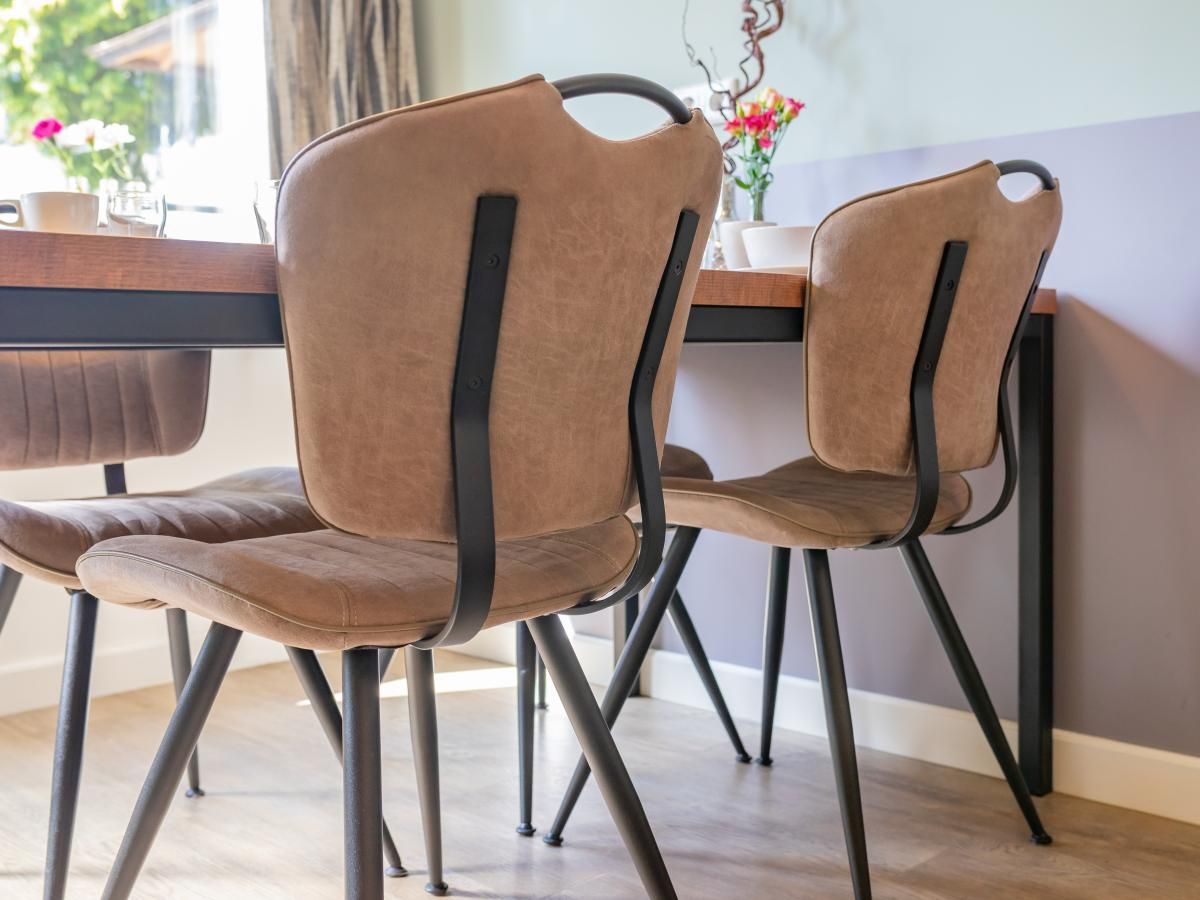Moderne Esszimmerstuehle im Ferienhaus Pimpelmees in Hulshorst, Veluwe mit Holztisch.