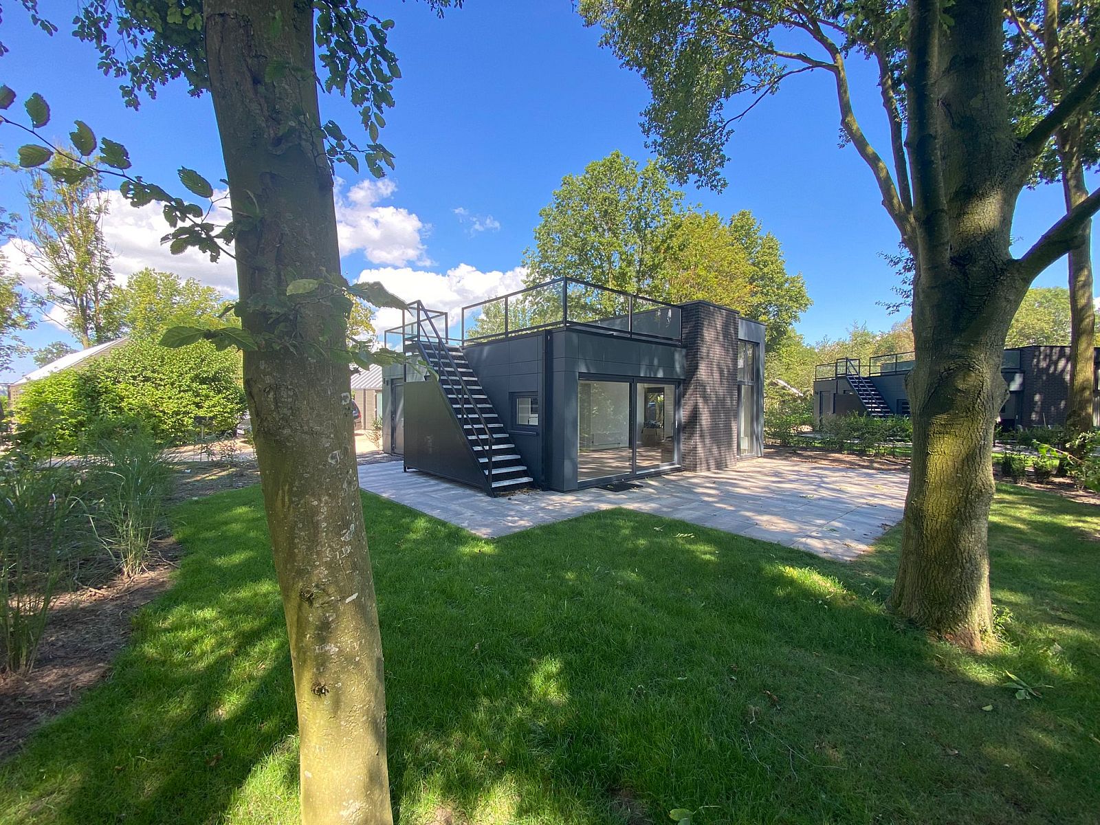 Freistehendes Haus in Hulshorst, ein Ferienhaus in der Veluwe in Gelderland, umgeben von grner Natur und einer sonnigen Terrasse.