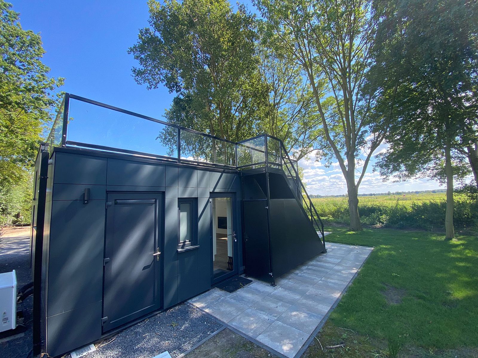 Freistehendes Haus in Hulshorst mit moderner Terrasse, umgeben von der Natur der Veluwe in Gelderland.