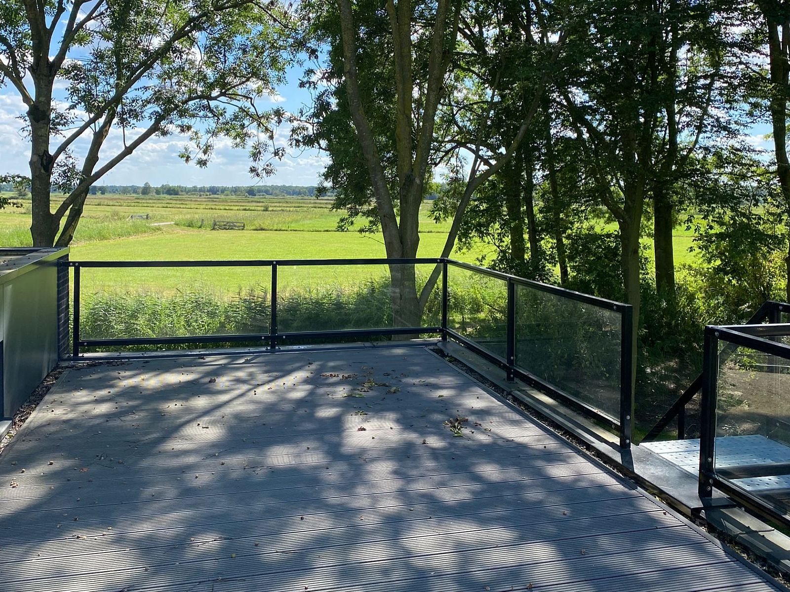 Genieen Sie den Panoramablick von der Veranda des freistehenden Hauses in Hulshorst, das inmitten der Natur der Veluwe in Gelderland liegt.