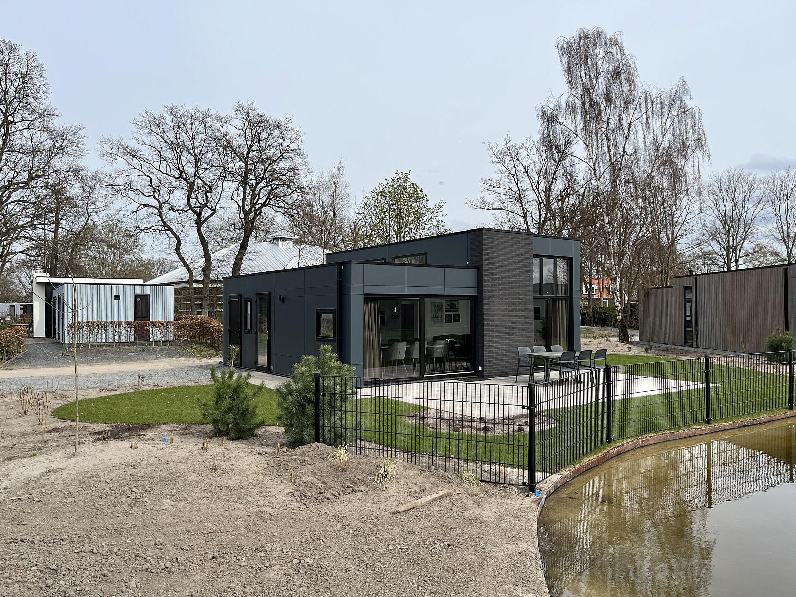 Vrijstaande woning in Hulshorst met moderne uitstraling, gelegen aan een vijver in de Veluwe, Gelderland, perfect voor een ontspannen vakantie.