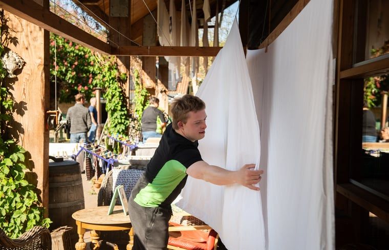 Gemuetliches Cafe im Huisje in Otterlo, Ferienhaus an der Veluwe, Gelderland mit Terrasse und einladender Atmosphaere.