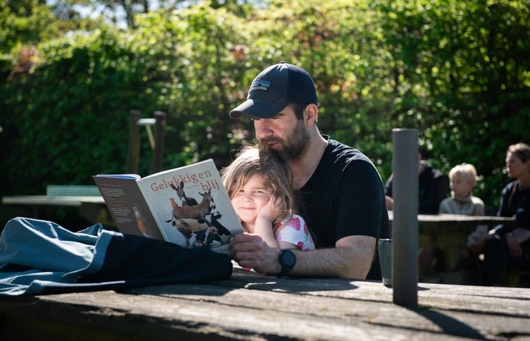 Kinder spielen im Schlamm im Cottage in Otterlo, einer Ferienunterkunft in Veluwe, Gelderland, ideal fuer abenteuerlustige Familien.
