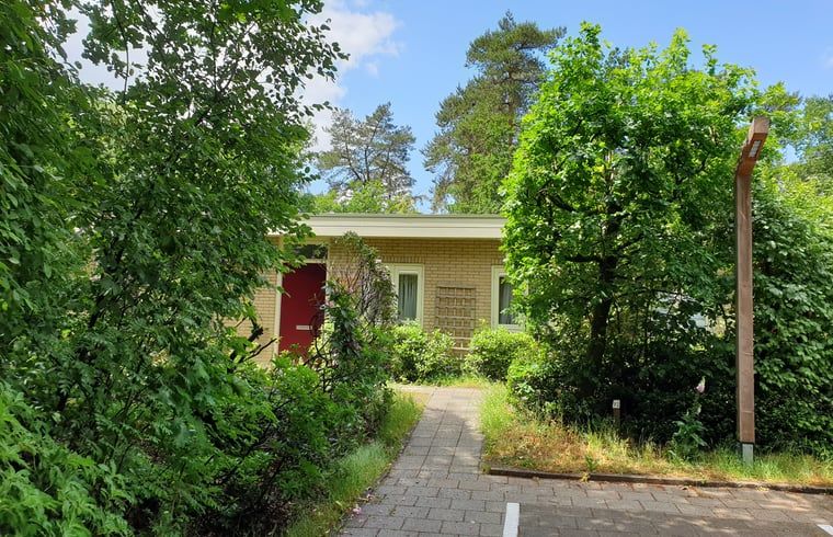 Ingang van Vakantiehuis in Otterlo, gelegen in het bosrijke gebied van de Veluwe, Gelderland.