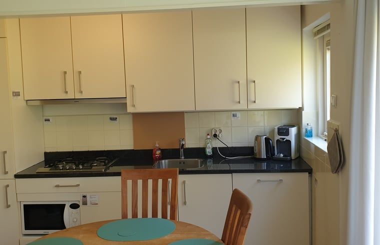 Moderne keuken in Vakantiehuis in Otterlo, Veluwe, volledig uitgerust voor een comfortabel verblijf.