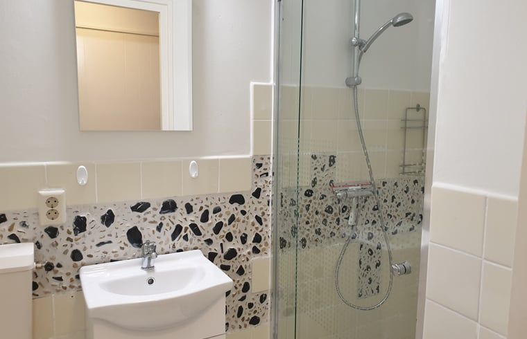 Ruime douche in de badkamer van Vakantiehuis in Otterlo, Veluwe, voor een verfrissende ervaring.