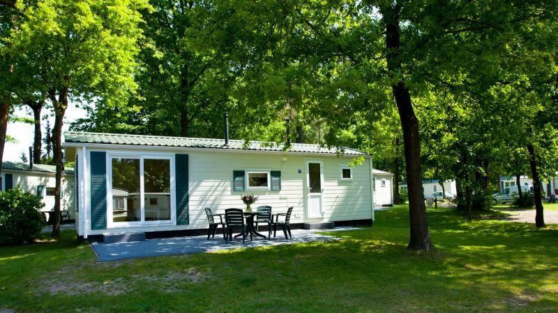 Geniet van de rust bij vakantiehuis Unique 4 in Otterlo, Veluwe. Omgeven door groen met een ruim terras voor ultiem ontspannen.