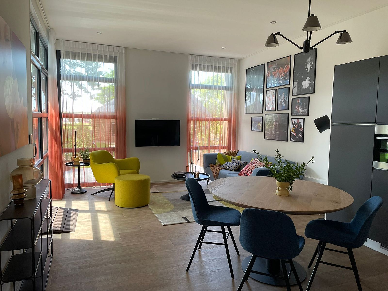 Gezellige woonkamer van Vrijstaande woning in Otterlo, Veluwe, met moderne inrichting en veel natuurlijk licht in Gelderland.