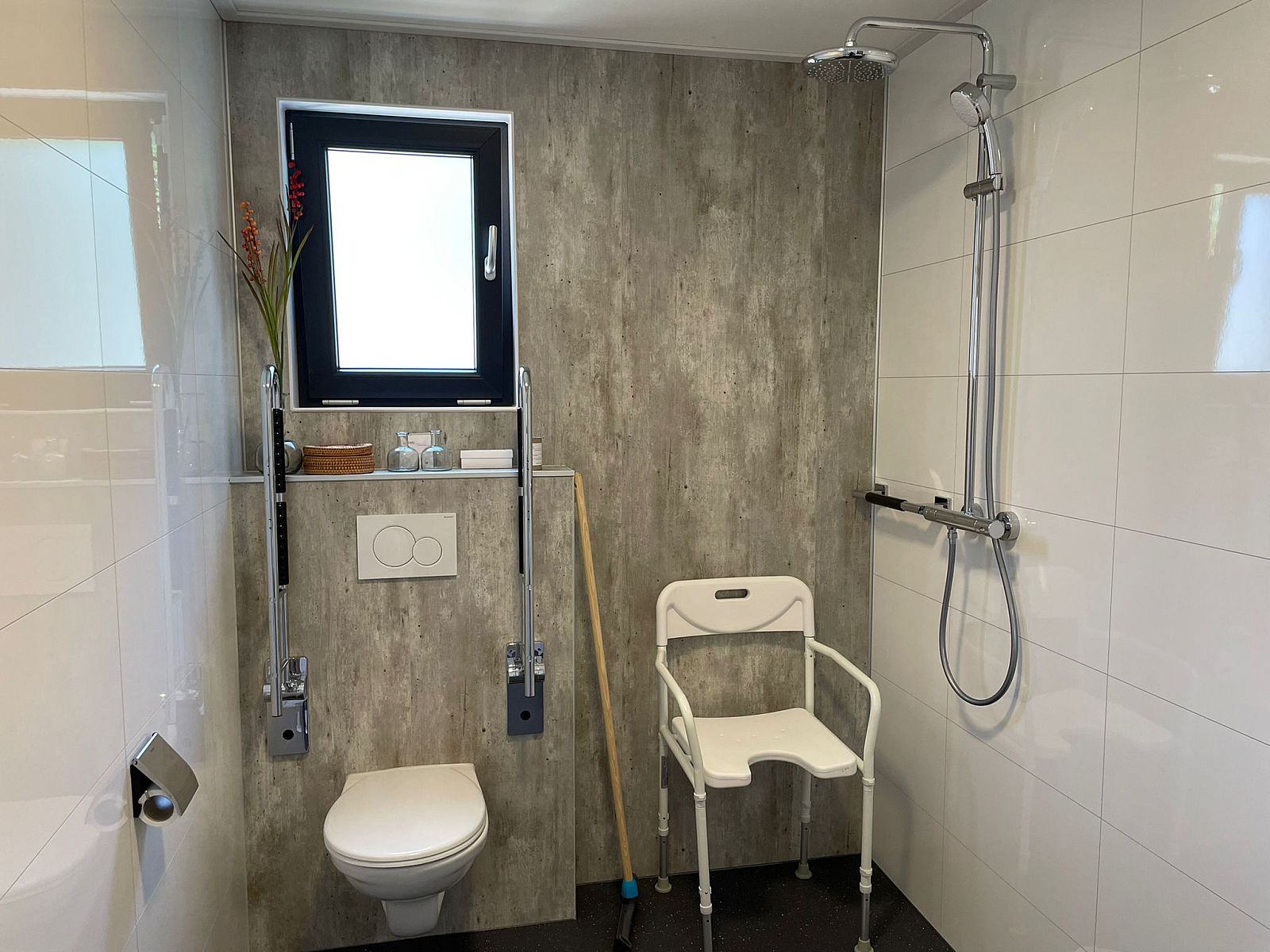 Moderne badkamer in de Vrijstaande woning in Otterlo, Veluwe. Comfortabel vakantiehuis in Gelderland met inloopdouche en toilet.