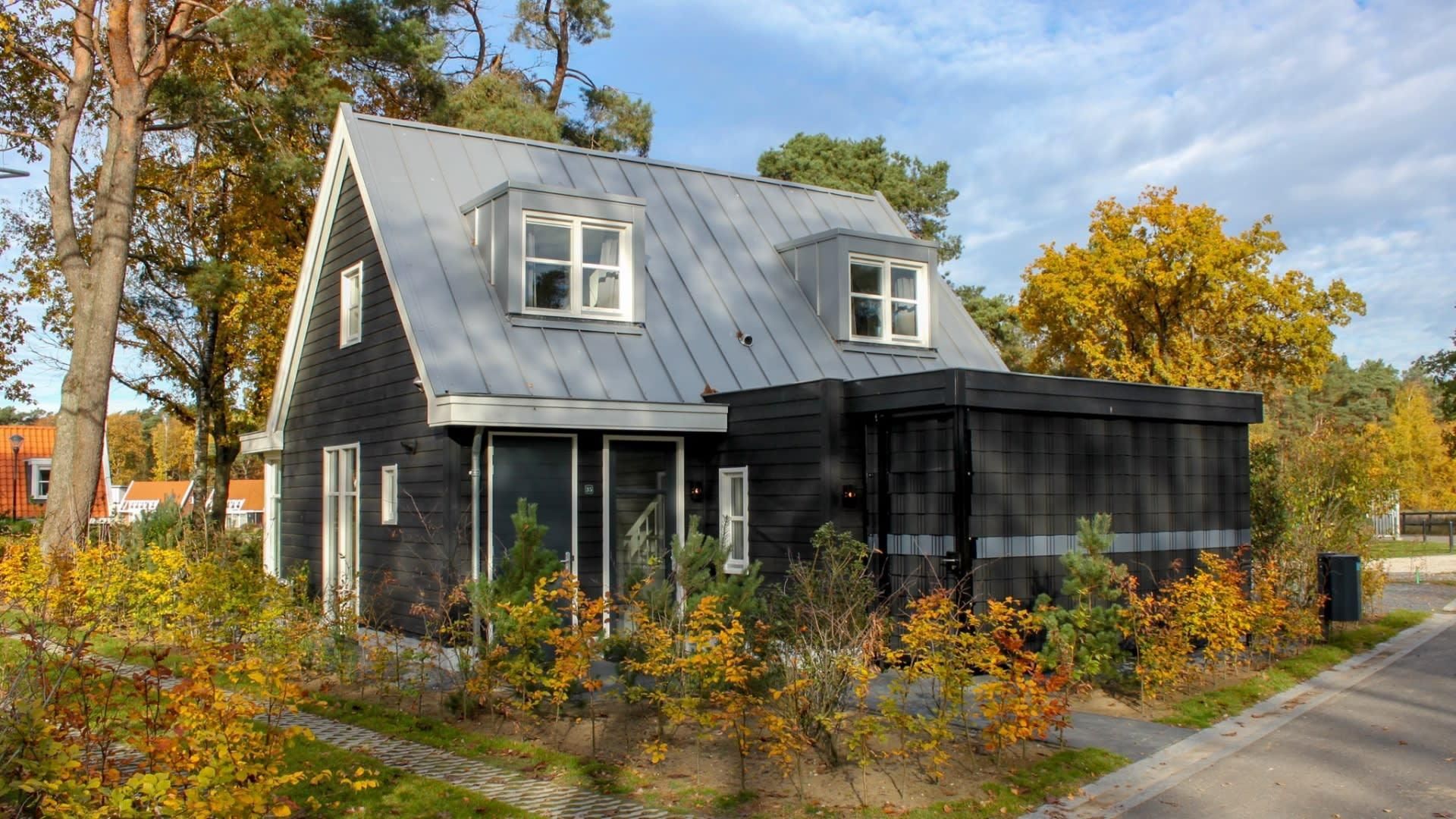Villa Wellness 4, ein charmantes Ferienhaus in Otterlo, Veluwe, umgeben von buntem Herbstlaub und ruhiger Natur.