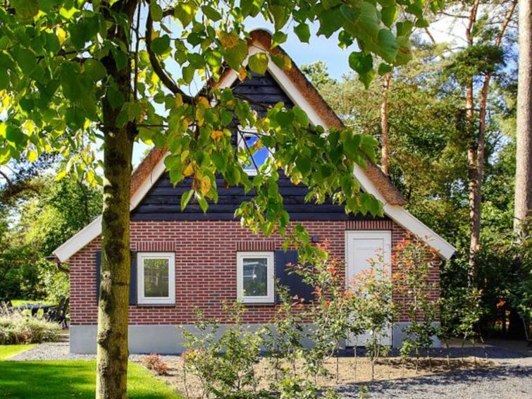 Vakantiehuis Geheim van Otterlo 6 in Otterlo, Veluwe, Gelderland met charmante voorgevel omgeven door groen.