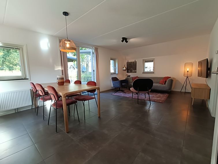 Ruime eet- en woonkamer in Vakantiehuis Geheim van Otterlo 6 in Otterlo, Veluwe, Gelderland met veel lichtinval.