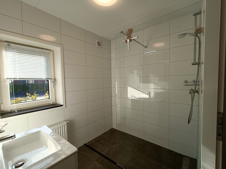 Moderne badkamer met douche in Vakantiehuis Geheim van Otterlo 6 in Otterlo, Veluwe, Gelderland.