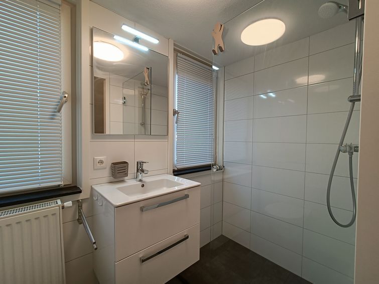 Stijlvolle wastafel en douche in Vakantiehuis Geheim van Otterlo 6 in Otterlo, Veluwe, Gelderland.
