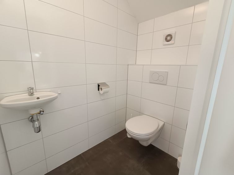 Netjes afgewerkt toilet in Vakantiehuis Geheim van Otterlo 6 in Otterlo, Veluwe, Gelderland.