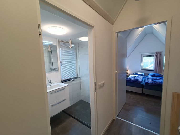 Gang met toegang tot badkamer en slaapkamer in Vakantiehuis Geheim van Otterlo 6 in Otterlo, Veluwe, Gelderland.