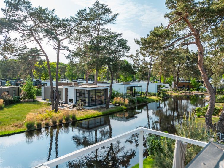 Uitzicht over de vakantiehuizen en het water in Otterlo, Veluwe, Gelderland bij Vakantiehuis Geheim van Otterlo 6.