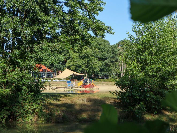 Speeltuin in de natuur bij Vakantiehuis Geheim van Otterlo 6 in Otterlo, Veluwe, Gelderland.