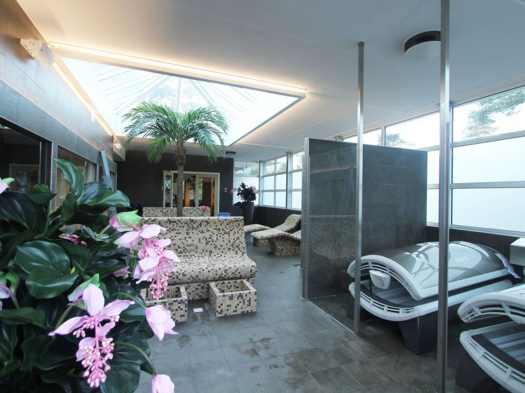 Wellnessfaciliteiten met zonnebank bij Vakantiehuis Geheim van Otterlo 6 in Otterlo, Veluwe, Gelderland.